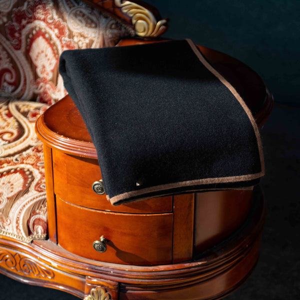 Oplev luksus og varme med en strikket plaid af cashmere, kameluld og yakuld