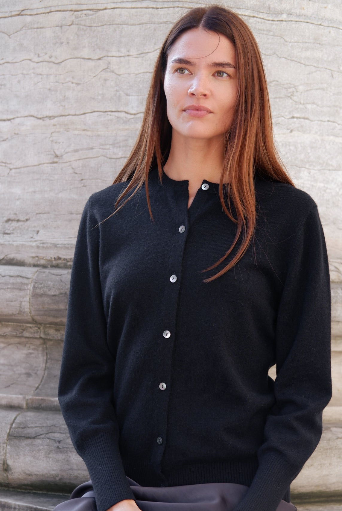 Model i ført sort cashmere cardigan fra Undarmaa