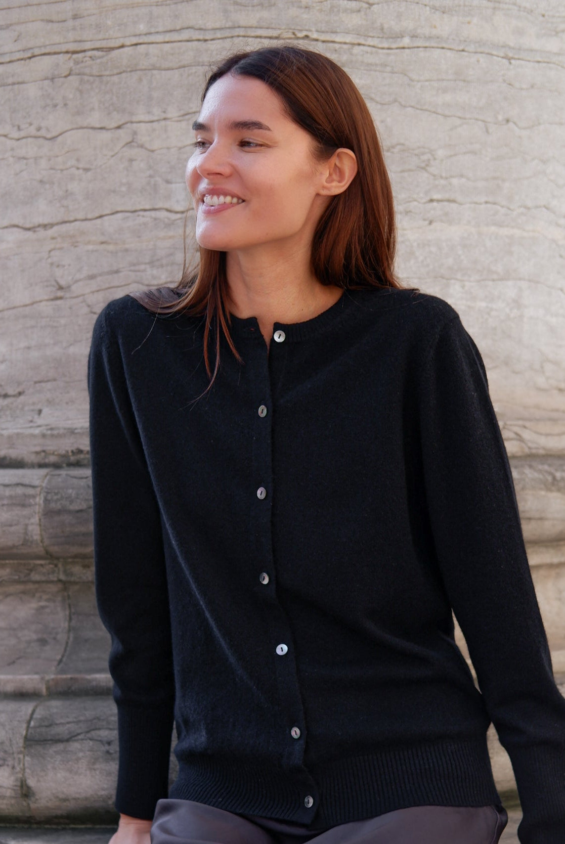 Model iført cashmere cardigan i 100% cashmere