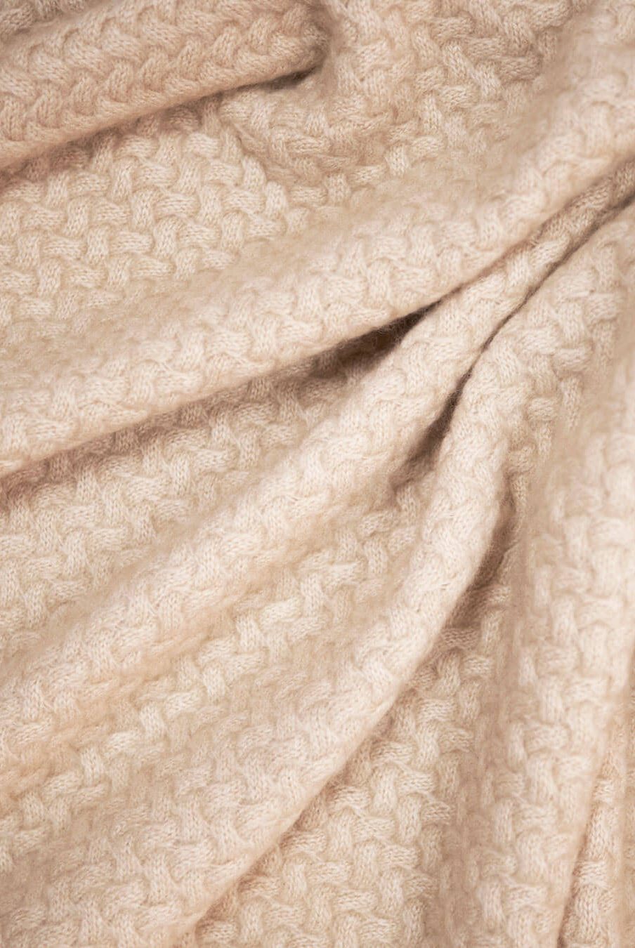 Strikket plaid i 100% cashmere i draperet så stoffet falder blødt.