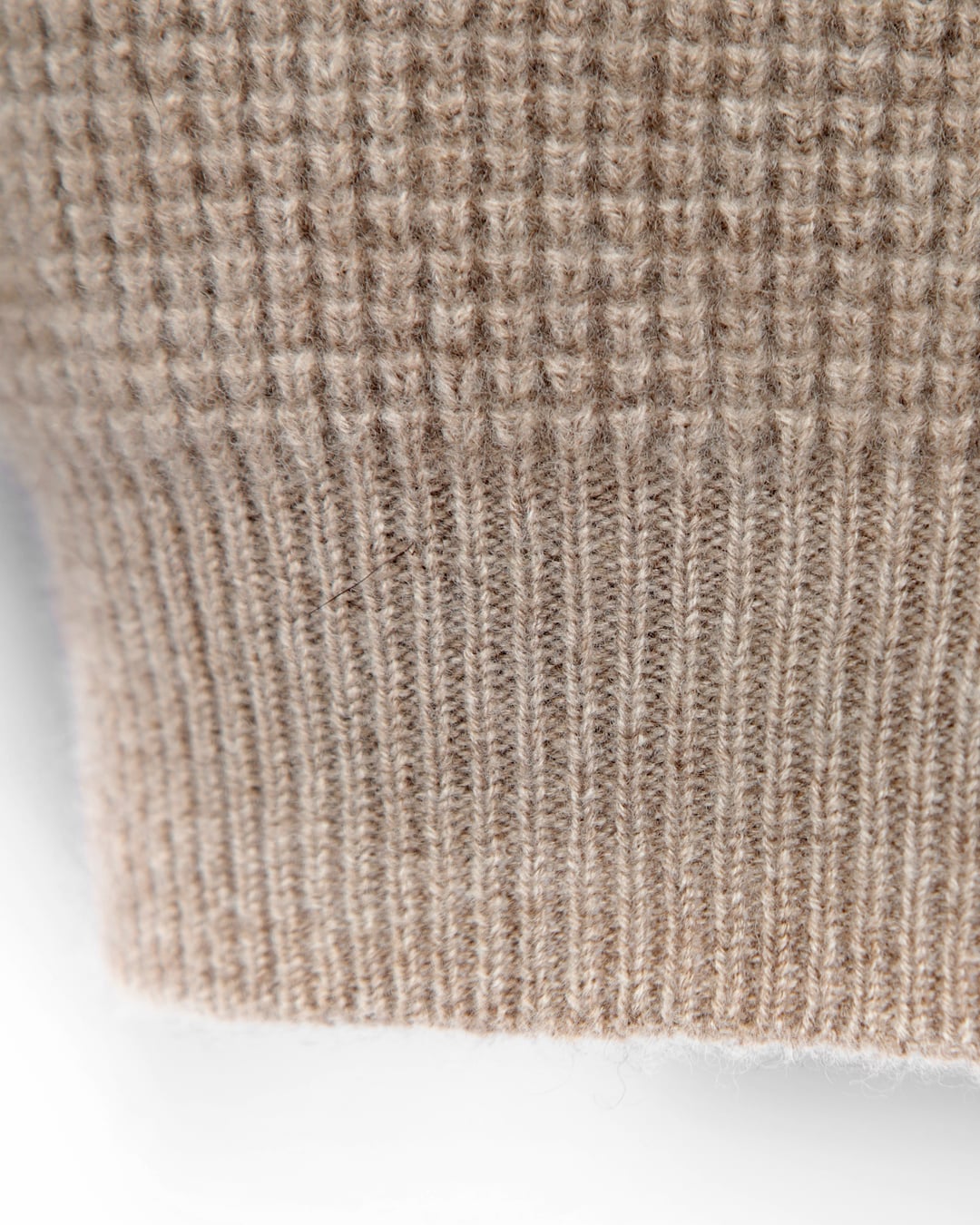 Nærbillede af strikstruktur og ribkant på ærmet, Zaya turtleneck i Natural taupe.