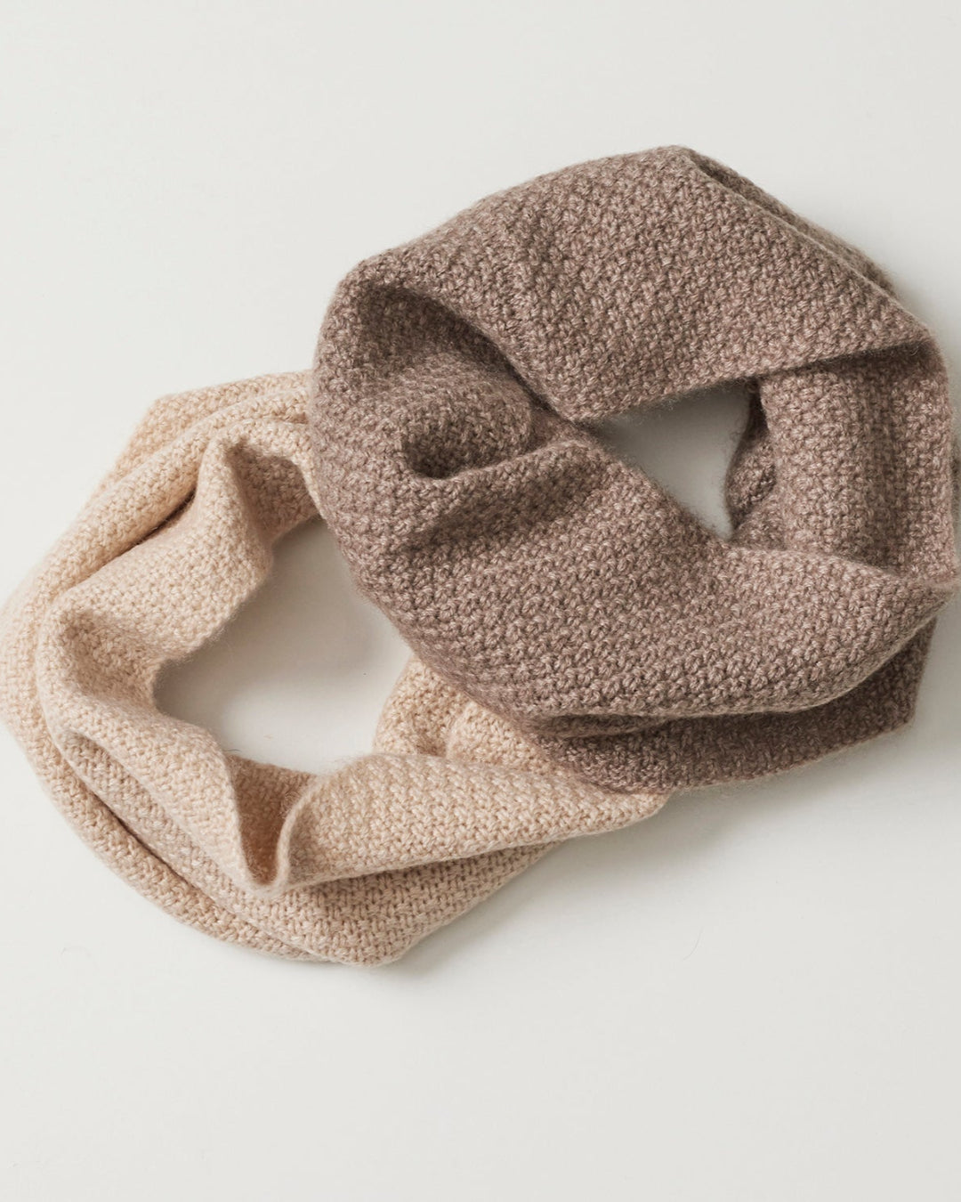 To halsedisser i 100% cashmere, den ene lys, den anden mørk naturfarve