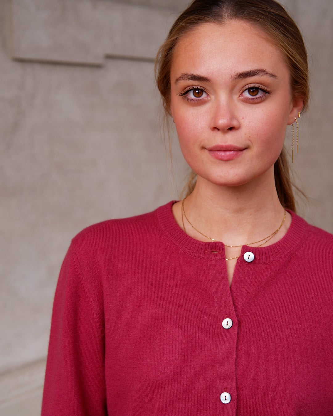 Nærbillede af Alma cardigan i Raspberry, med knapper.