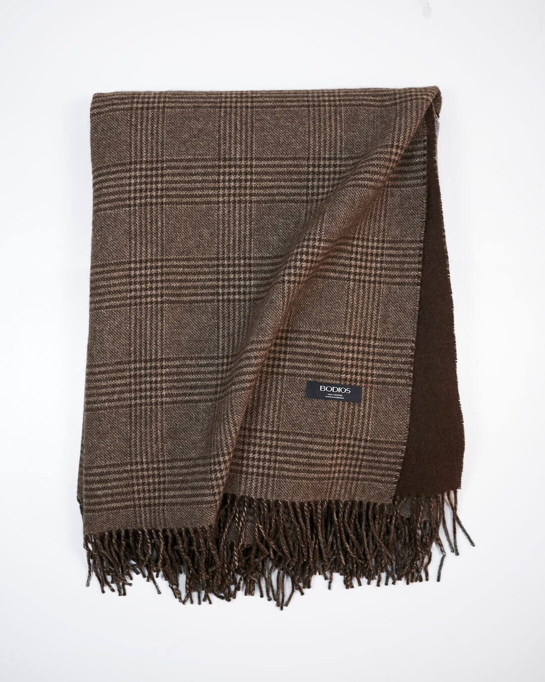 Foldet yakuld plaid med mønstret forside og mørk ensfarvet bagside