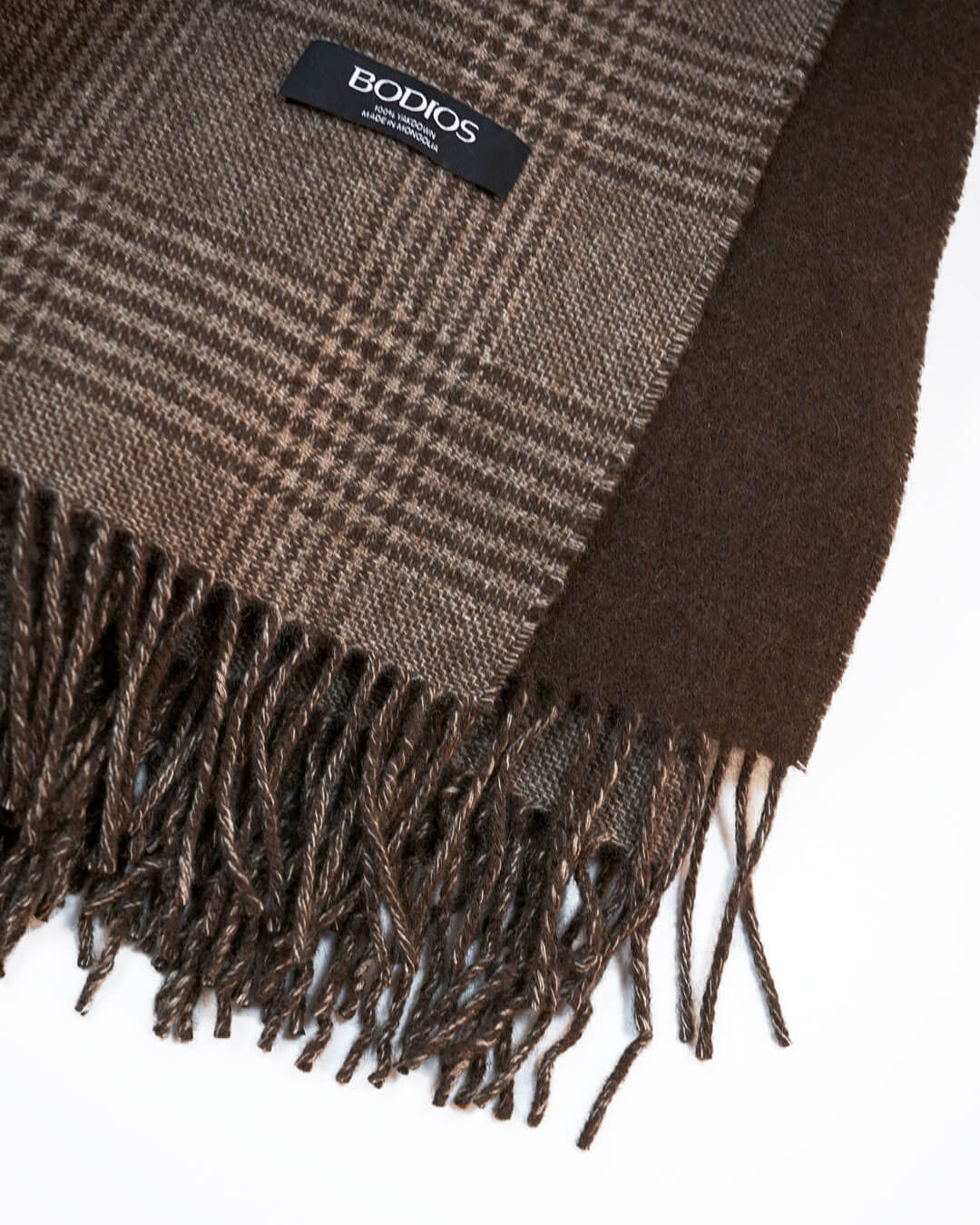 Detalje af frynser og mønstret vævning på Altai yakuld plaid