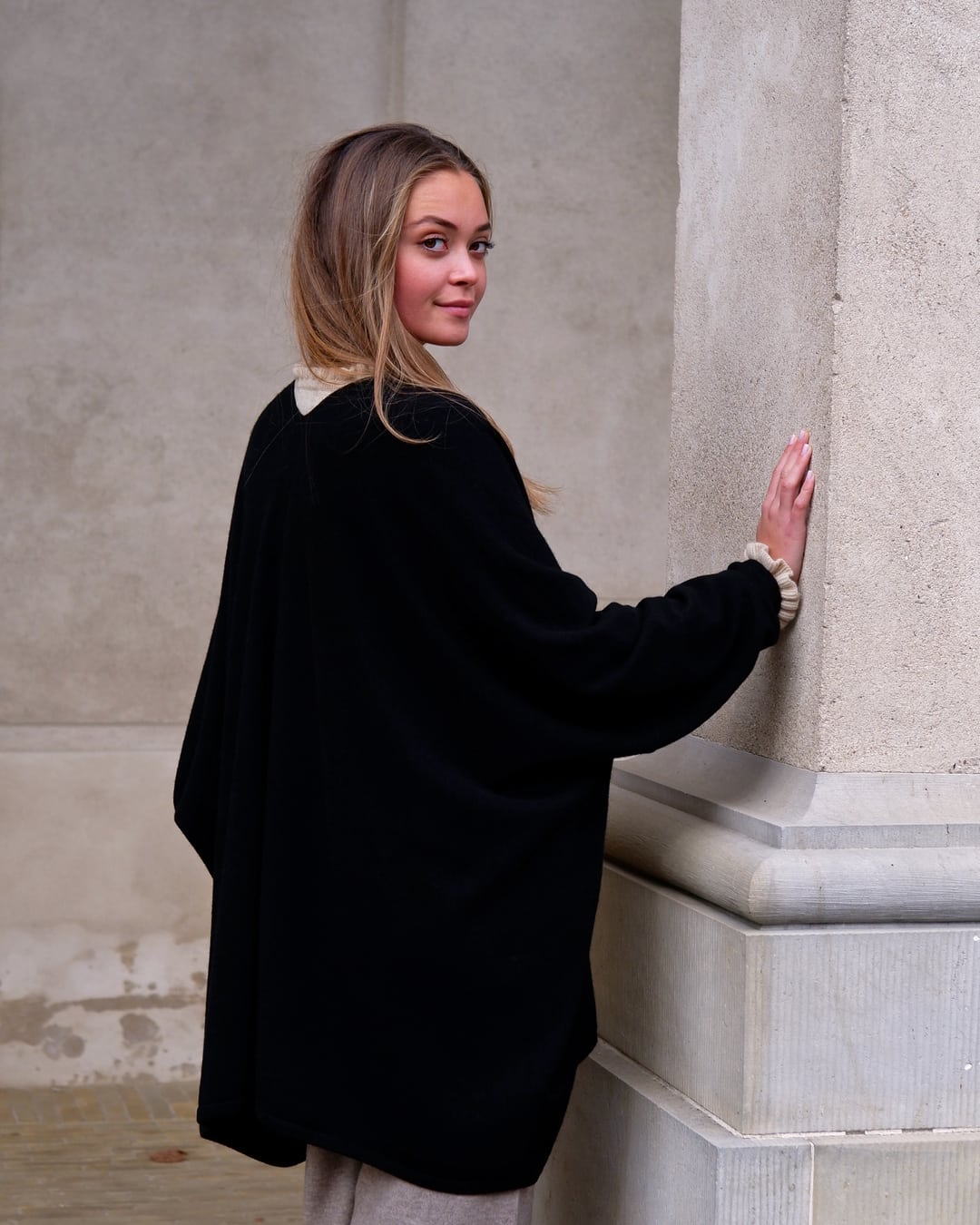 Cashmere-kappe Anu set bagfra, i sort.