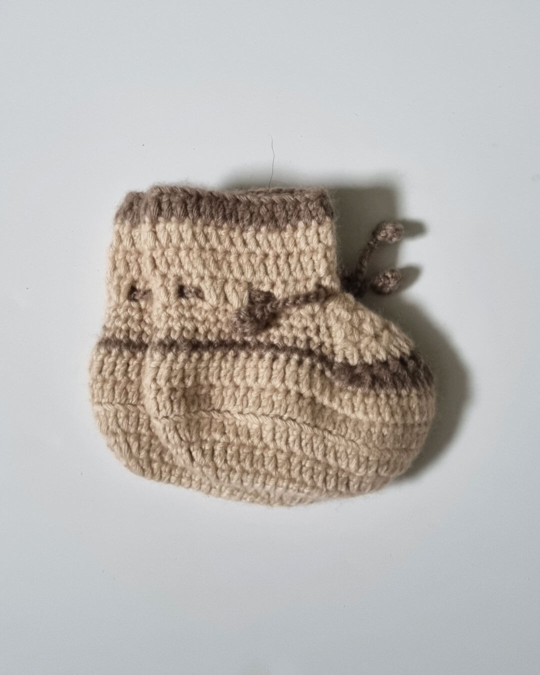 Saruul cashmere footies i Natural Sand – håndstrikket i Mongoliet.