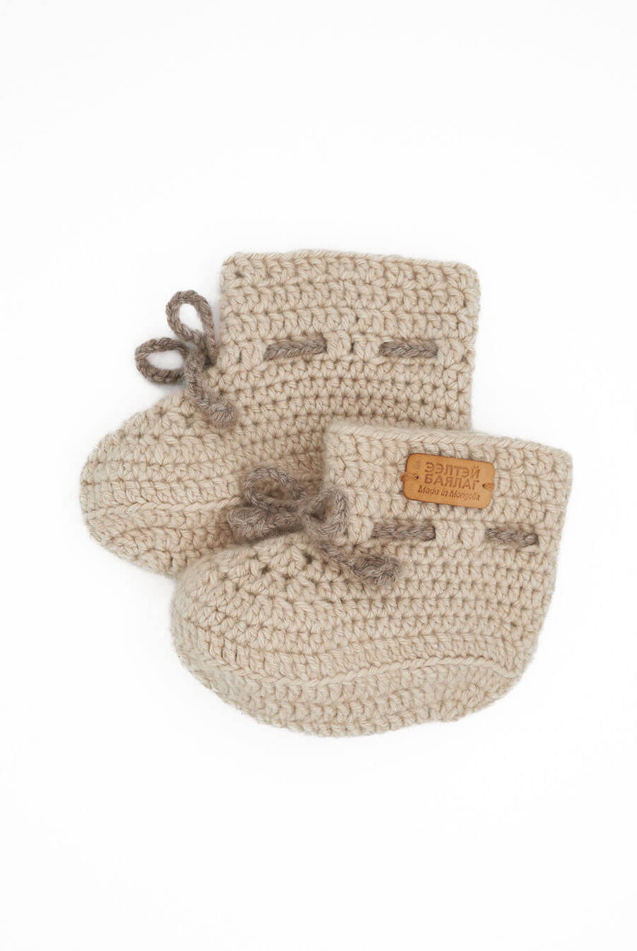 Saruul cashmere baby booties in Natural Sand – hand-knitted in Mongolia.