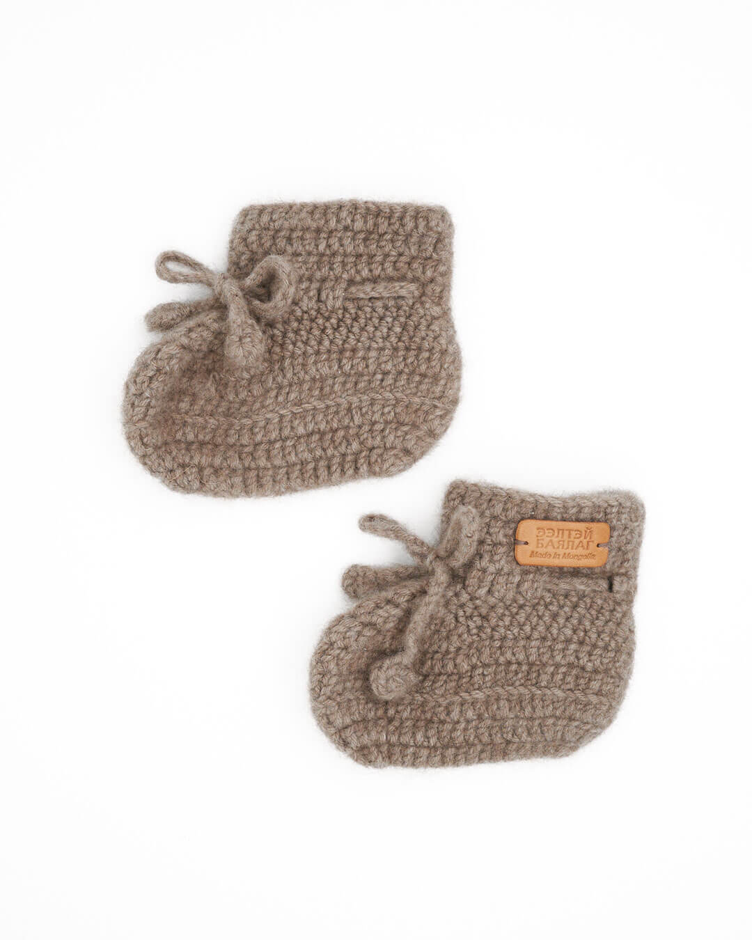 Saruul cashmere baby booties in Natural taupe – hand-knitted in Mongolia.