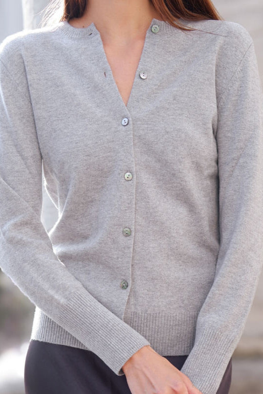 Model iført cashmere cardigan i en lys grå farve