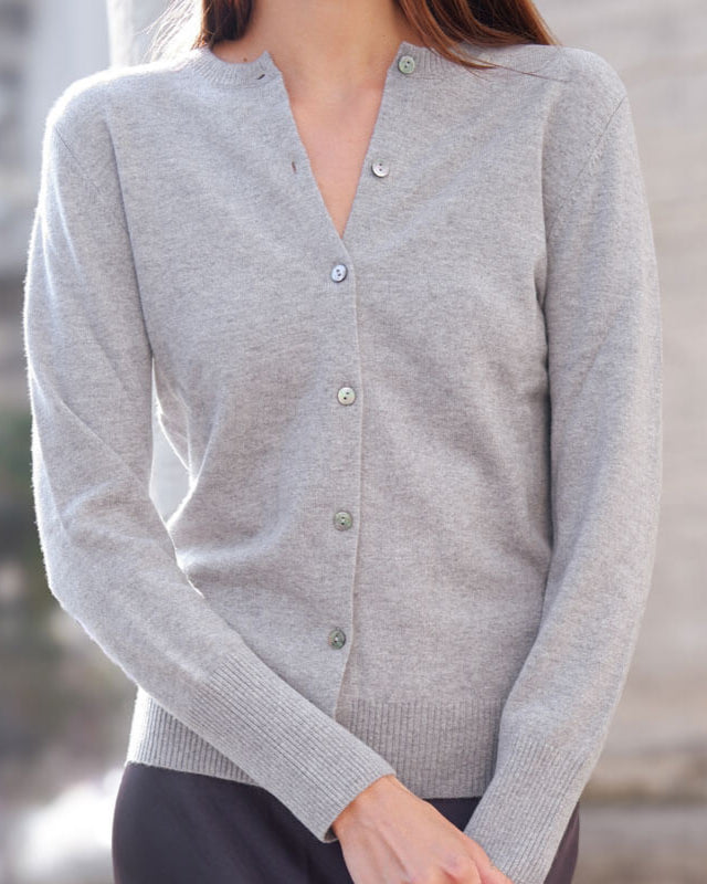 Model iført cashmere cardigan i en lys grå farve