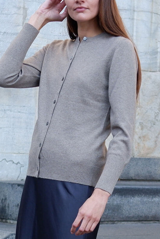model i ført cardigan fra mærket undarmaa i københavn