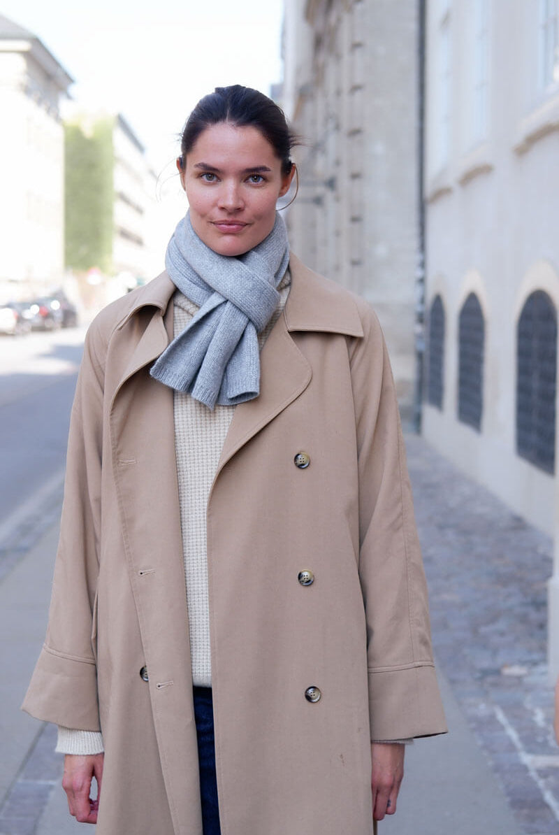 Denna feminina scarf i 100 % kashmir ger en touch av diskret elegans och är perfekt både till vardags och till fest.