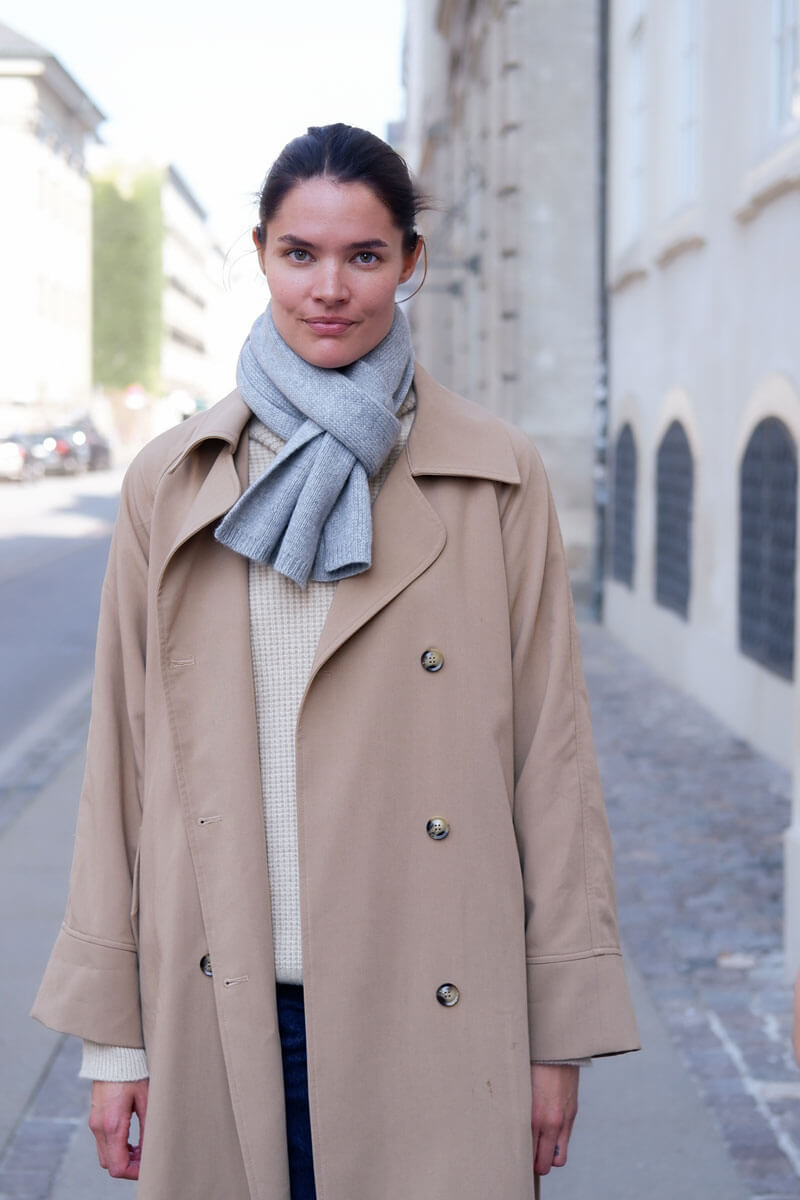 Denna feminina scarf i 100 % kashmir ger en touch av diskret elegans och är perfekt både till vardags och till fest.