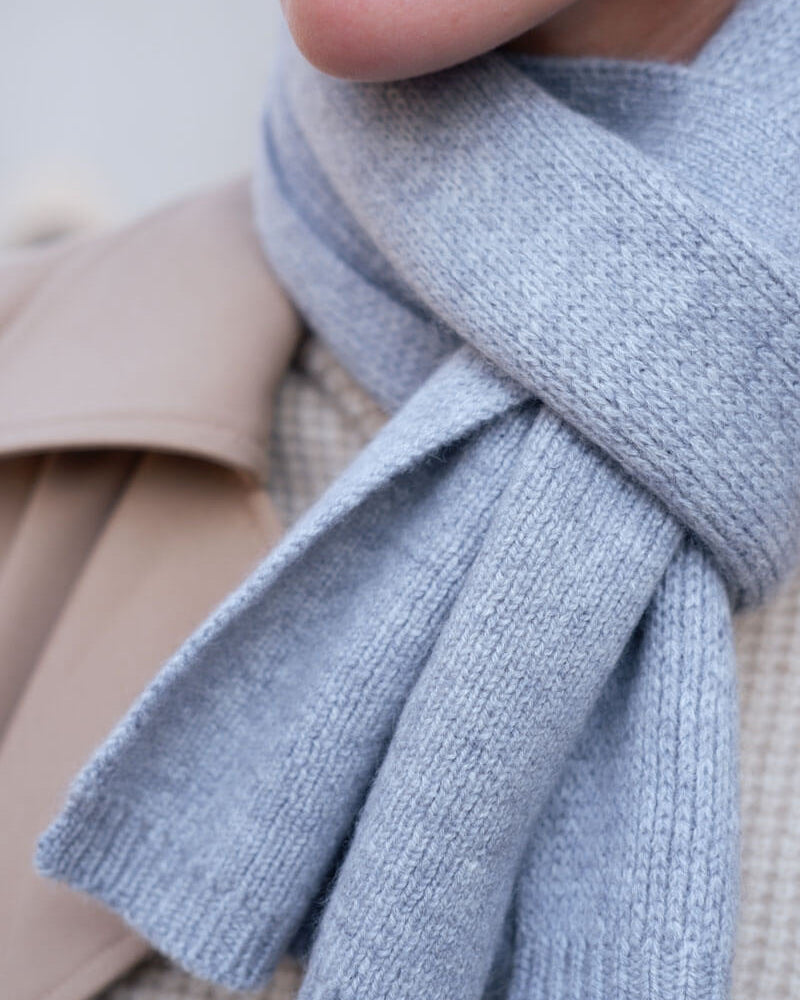 Nærbillede af det fine cashmere-materiale, der fremhæver strikkens tekstur og halstørklædets kvaliet.