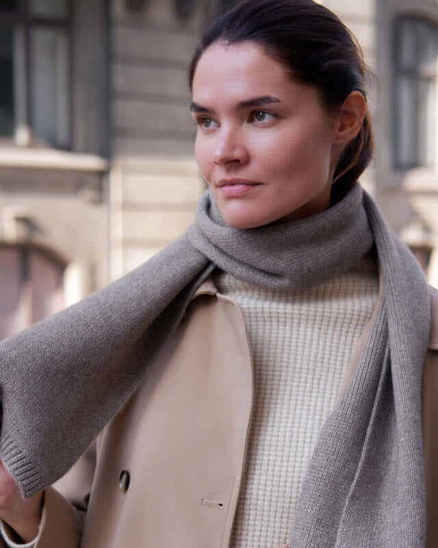 Klassisk cashmere halstørklæde i taupe, et tidløst valg til enhver lejlighed.