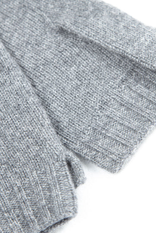 Nærbillede og detalje af mørkegrå cashmere håndledsvarmere