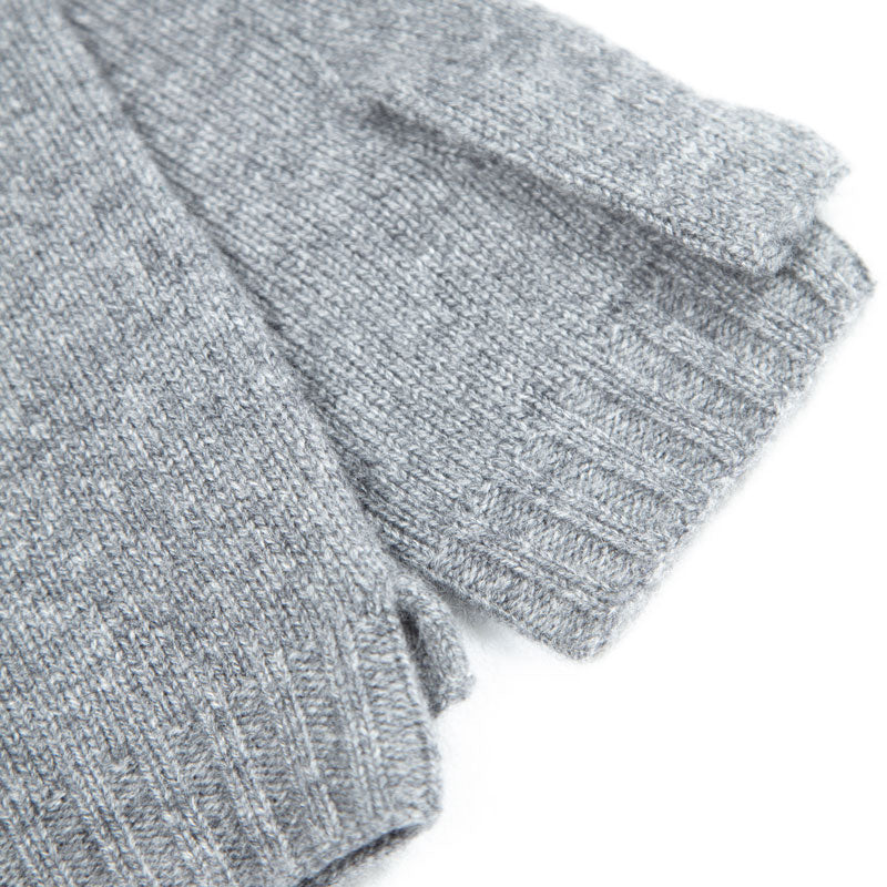 Nærbillede og detalje af mørkegrå cashmere håndledsvarmere