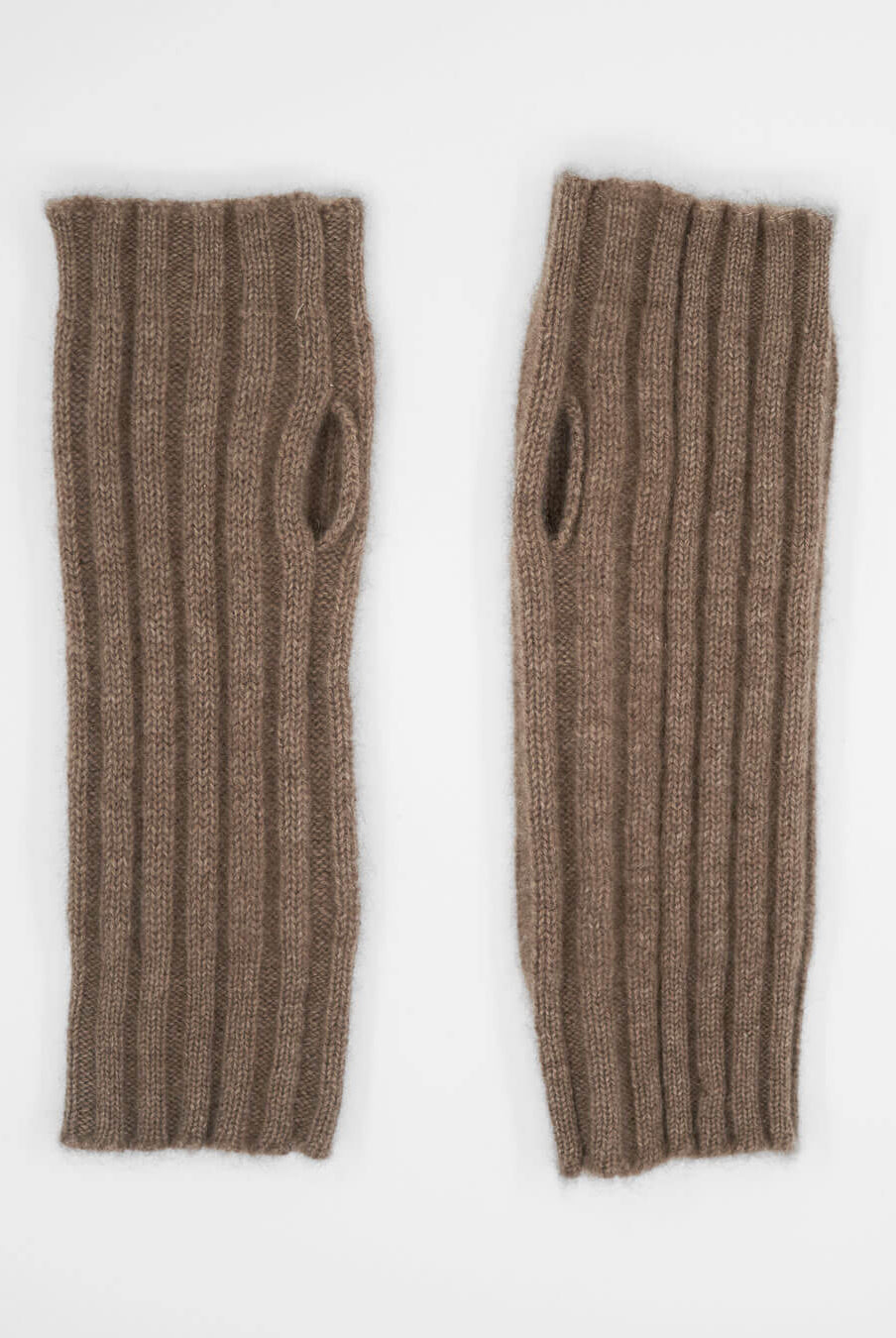 Eeltei cashmere håndledsvarmere strikket af kvinder i deres eget hjem i Ulan Bator.