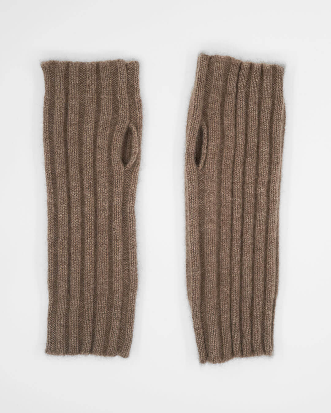 Eeltei cashmere håndledsvarmere strikket af kvinder i deres eget hjem i Ulan Bator.