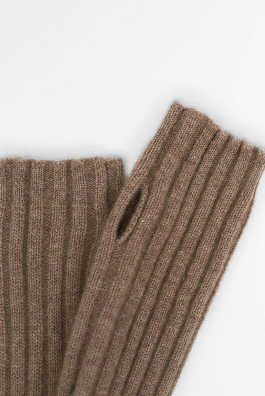 Detaljer af Eeltei cashmere håndledsvarmere