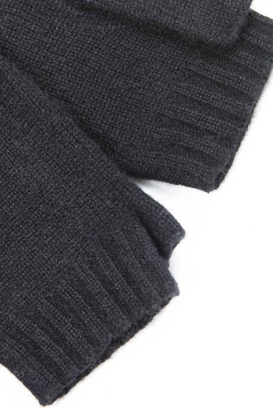Nærbillede og detalje af sorte cashmere håndledsvarmere