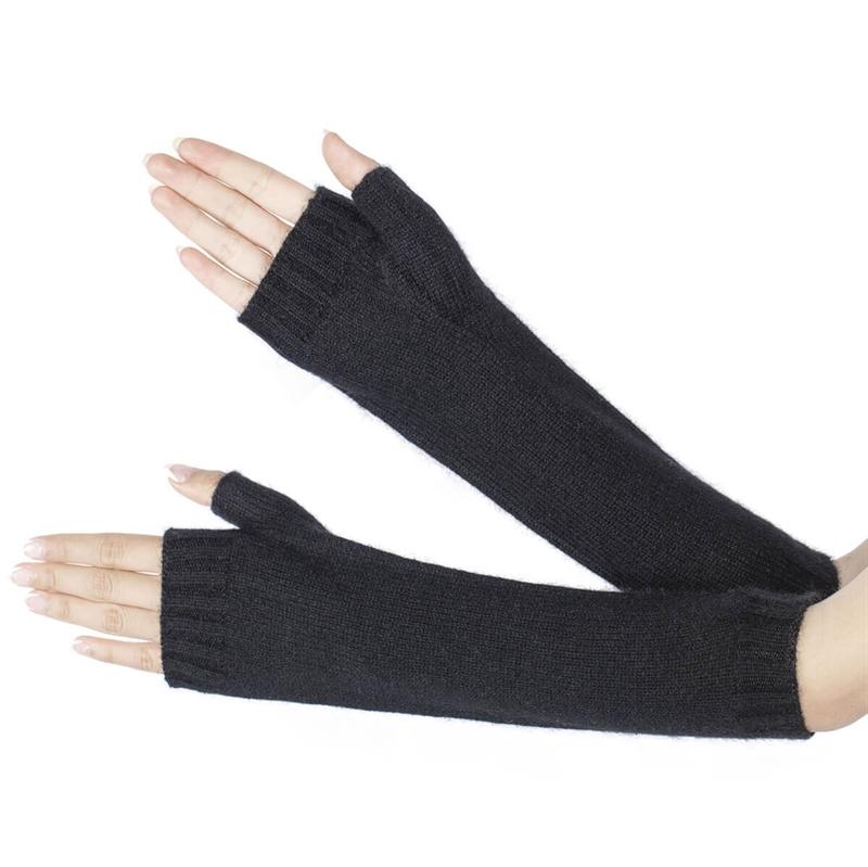 Model viser hænder med sorte cashmere håndledsvarmere