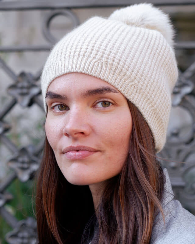Nærbillede af cashmere hue i farven Almond Cream, der fremhæver dens luksuriøse tekstur og naturlige nuance