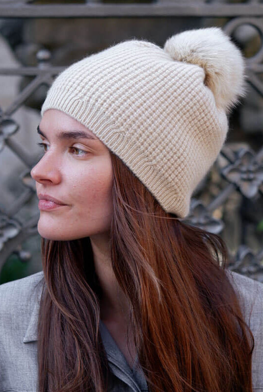 Elegant cashmere hue i 100% cashmere, stilfuldt kombineret med naturlige farver for en klassisk look