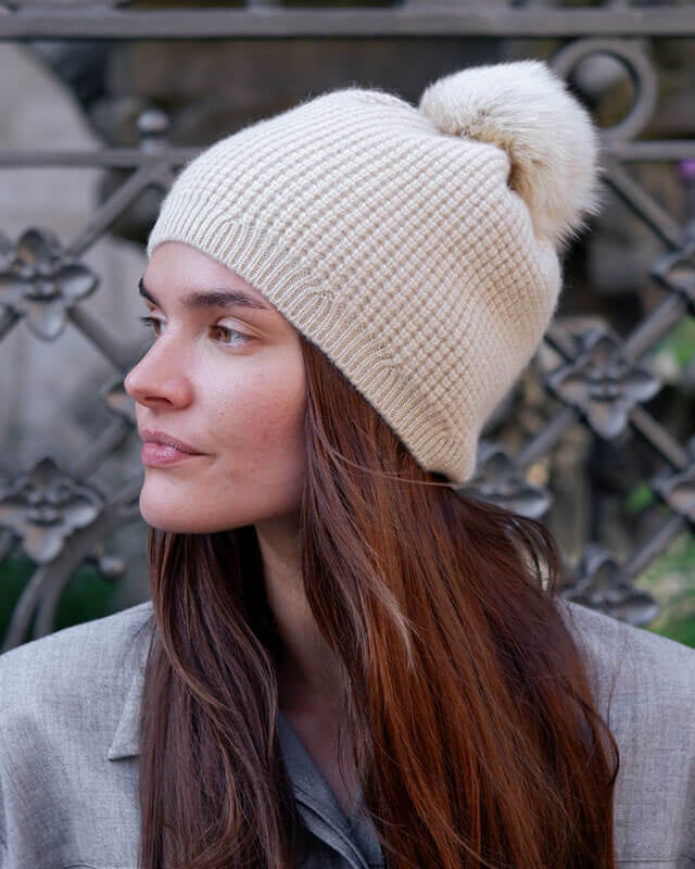 Elegant cashmere hue i 100% cashmere, stilfuldt kombineret med naturlige farver for en klassisk look