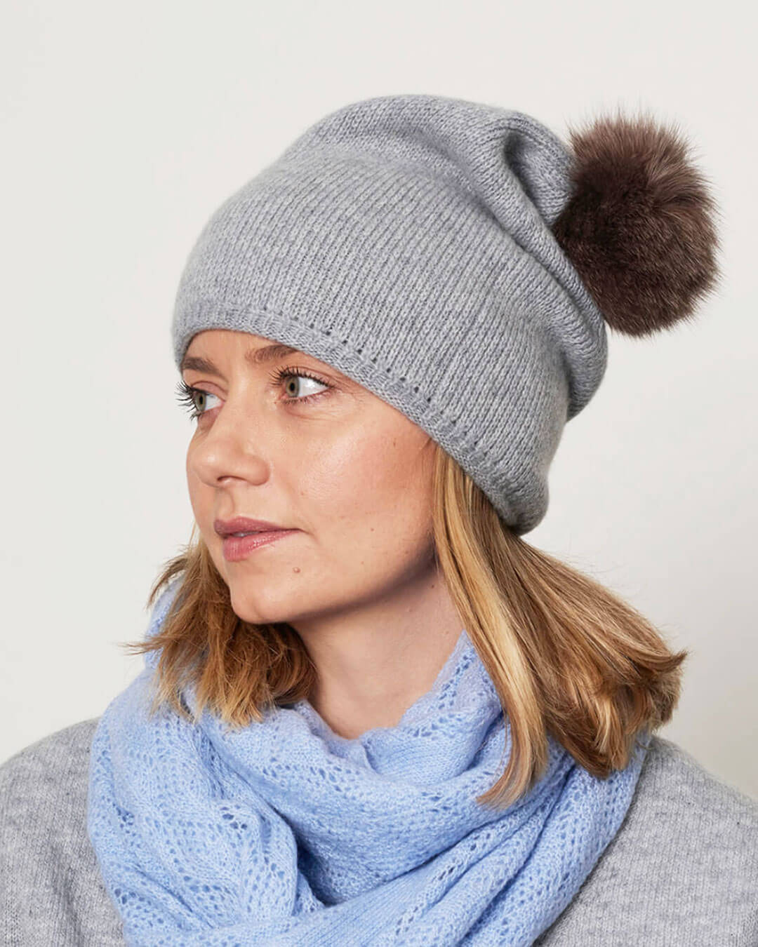 Ariun Cashmere Hue med kvast – vises her i Soft Grey.