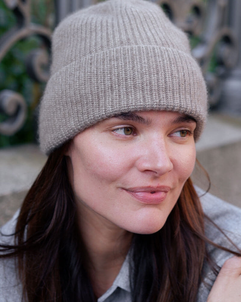 Cashmere hue i ash beige set fra siden, båret af model