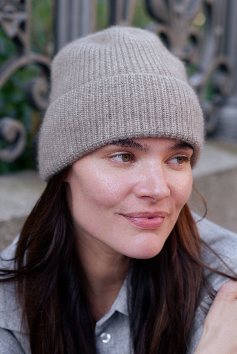 Cashmere hue i ash beige set fra siden, båret af model