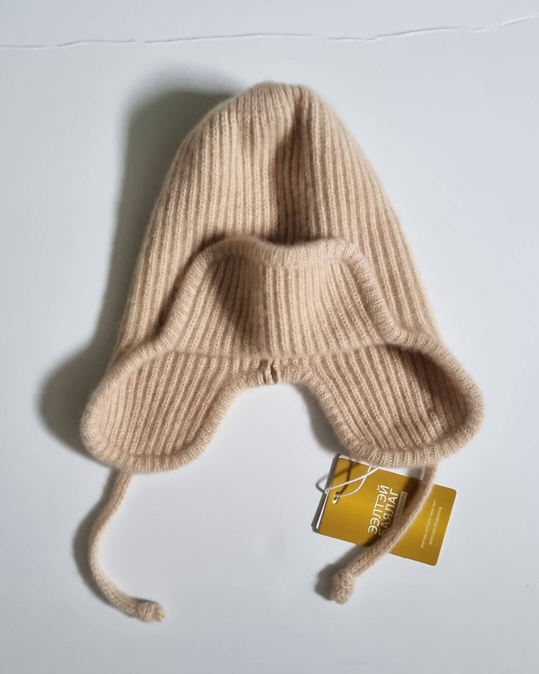 Klassisk ribstrik med øreklapper og bånd.