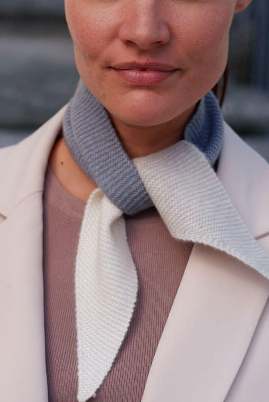 Detalje af Twilly tørklædet, som fremhæver den fine cashmere-kvalitet og de harmoniske farver.