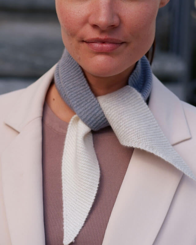 Detalje af Twilly tørklædet, som fremhæver den fine cashmere-kvalitet og de harmoniske farver.
