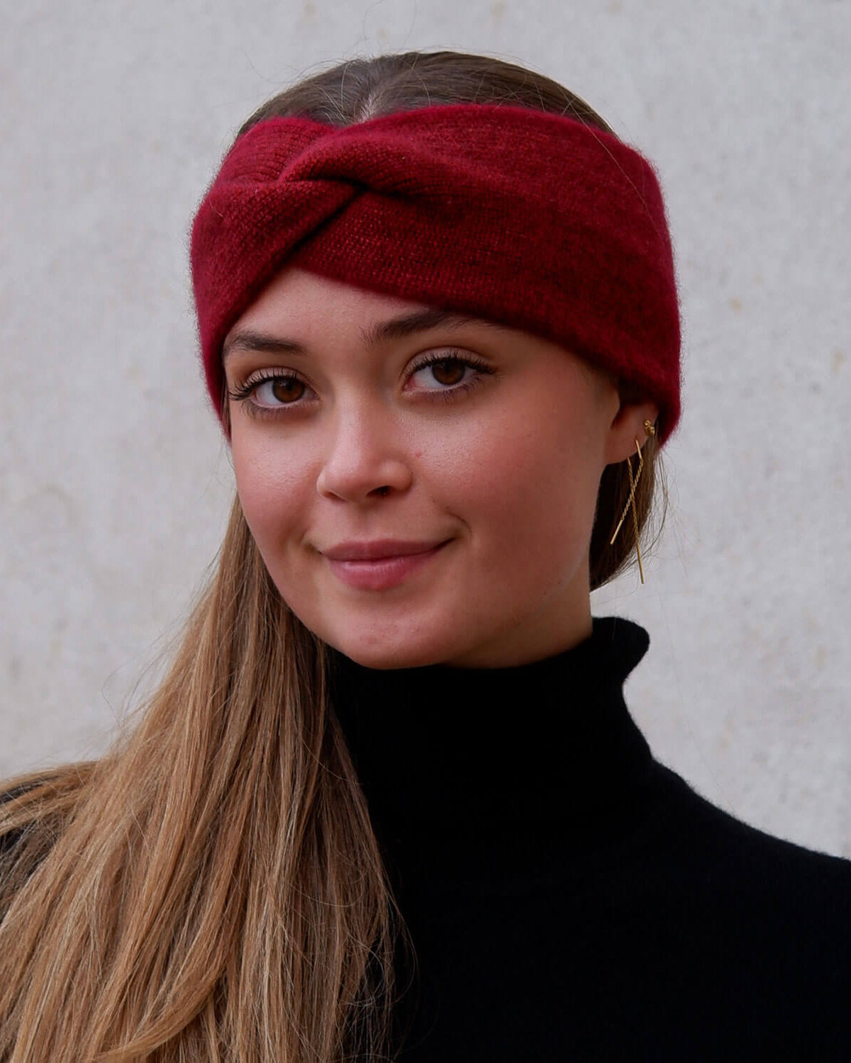Model iført bordeaux pandebånd set forfra.