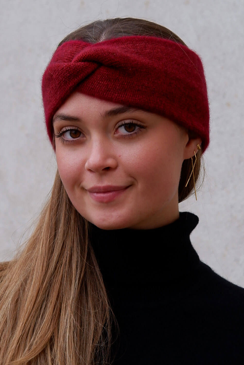 Model iført bordeaux pandebånd set forfra.