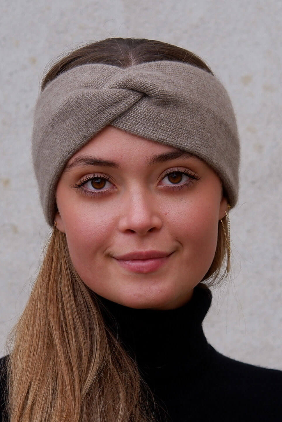 Model iført mørk gråbeige pandebånd set forfra.