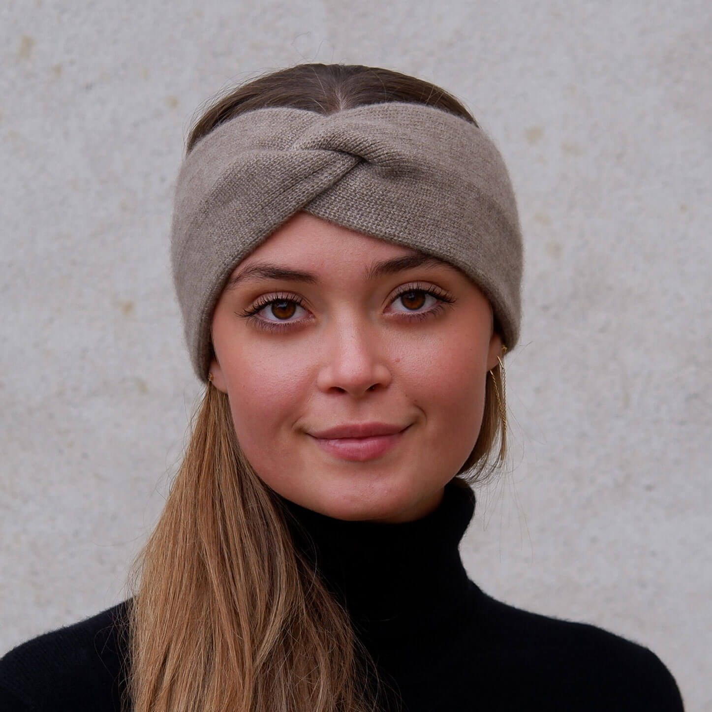 Model iført mørk gråbeige pandebånd set forfra.