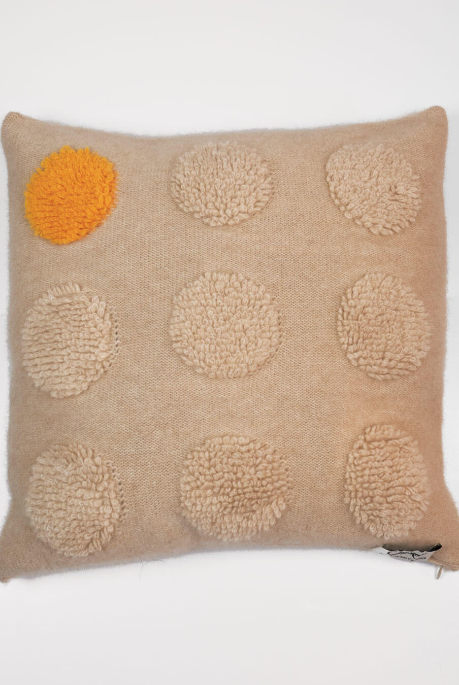 Tseg cashmere pudebetræk med strukturerede cirkler og bagside i Natural Sand – passer til 40 × 40 cm