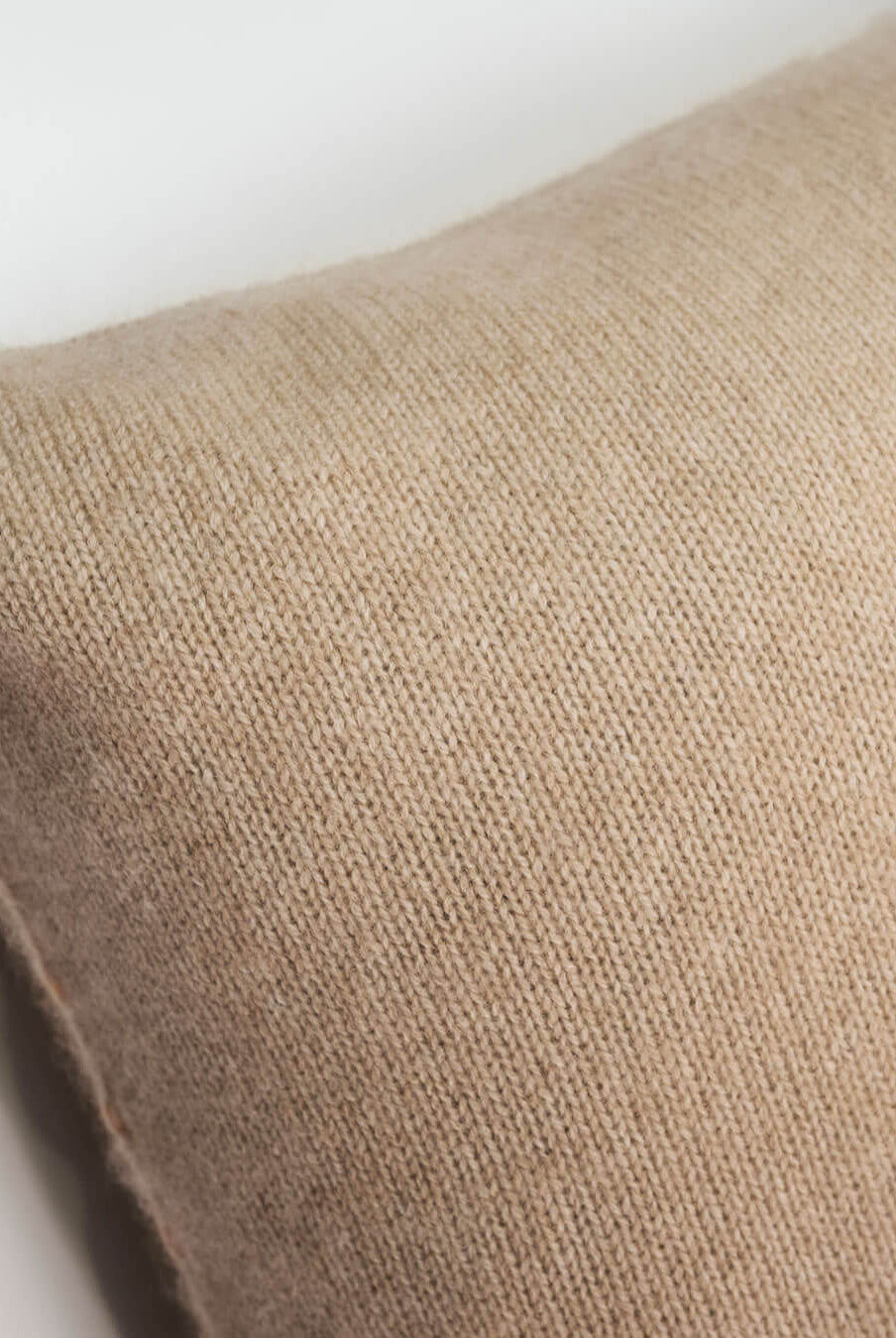 Detaljer af bagside i farven Natural Sand
