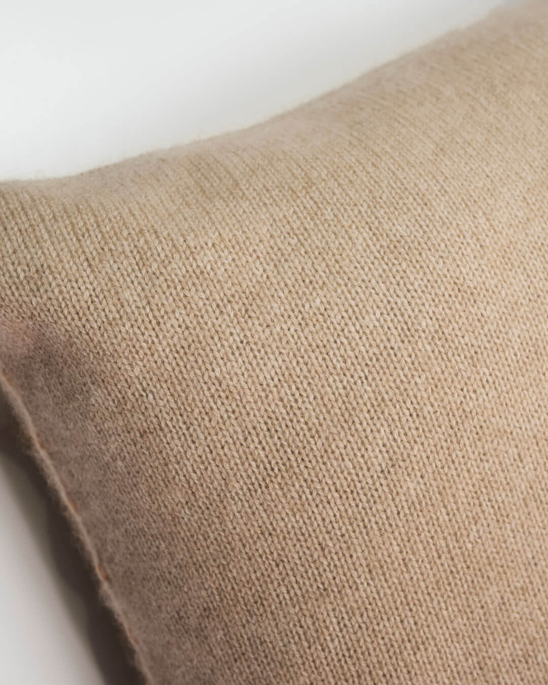 Detaljer af bagside i farven Natural Sand