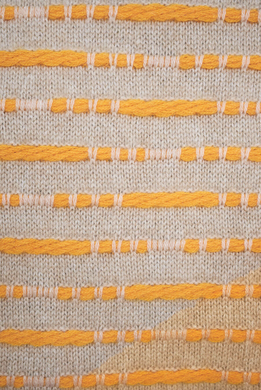Strikkede striber i varme orange nuancer