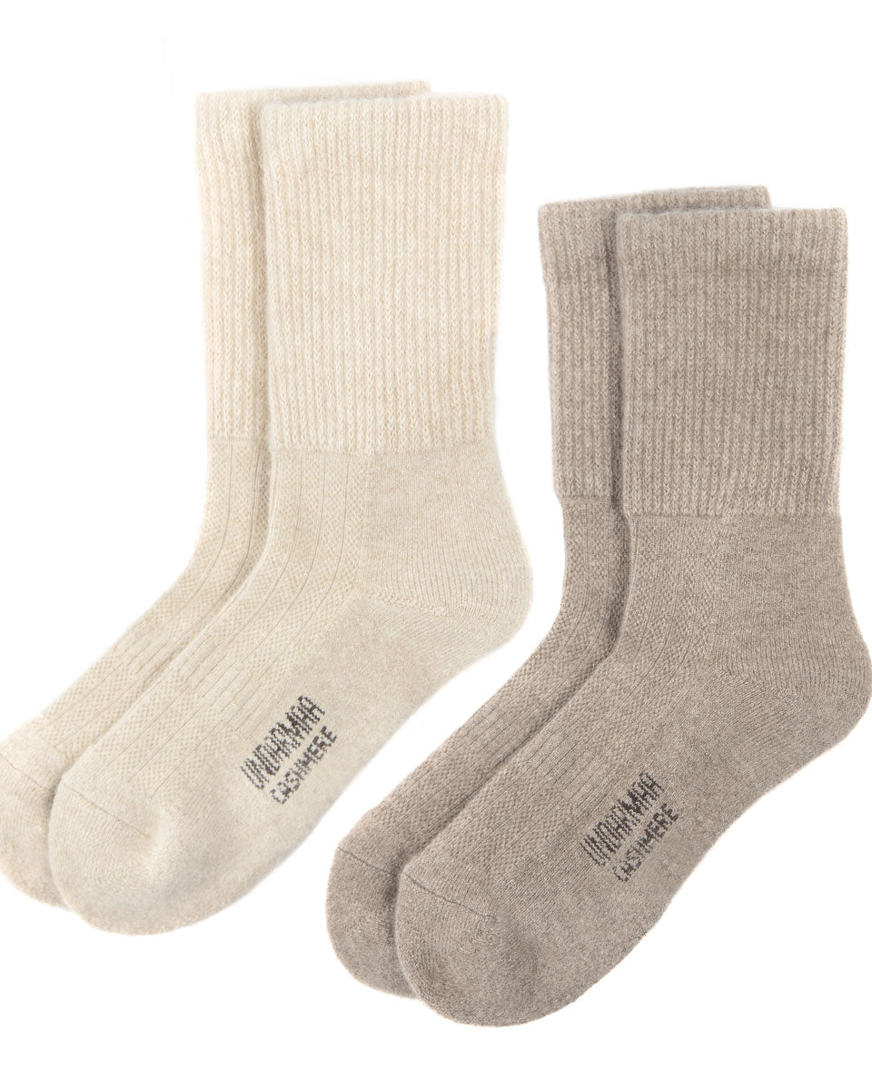 Lys og mørk grå cashmere sokker fra Undarmaa, placeret elegant på en lys baggrund.