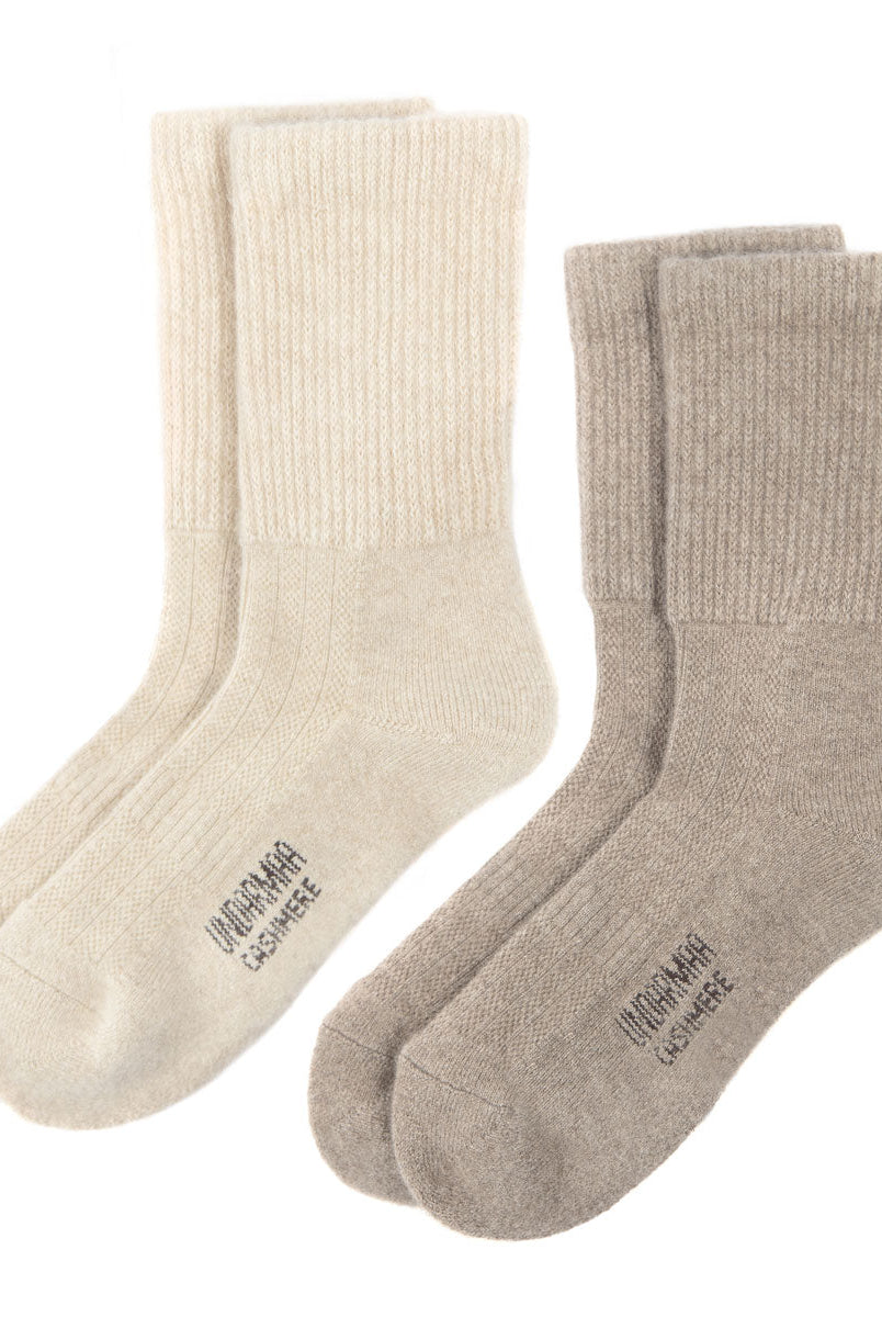 Lys og mørk grå cashmere sokker fra Undarmaa, placeret elegant på en lys baggrund.