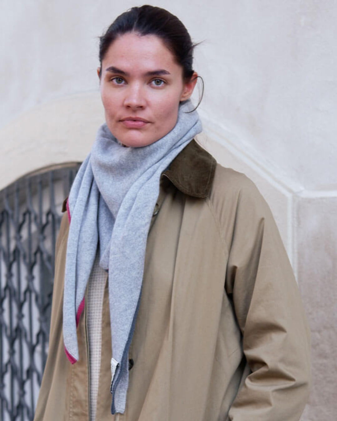 Trekantet cashmere tørklæde med smukke vinrøde og grønne kanter giver et klassisk, men moderne udtryk.