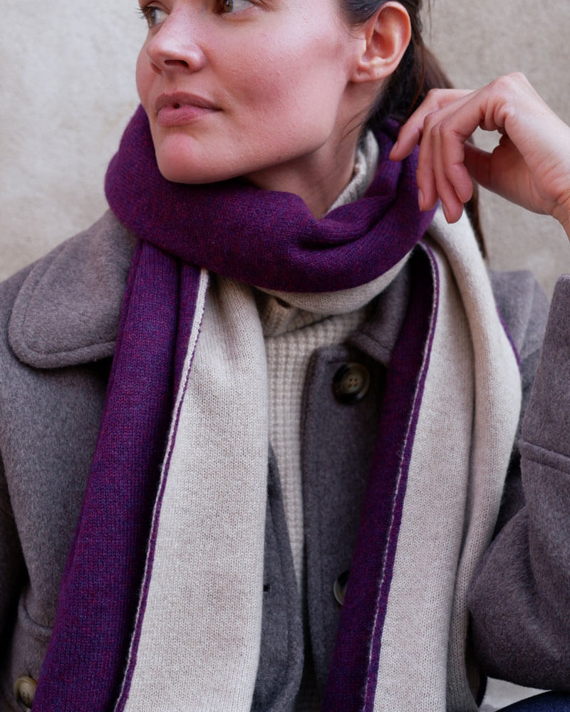 Blødt og let cashmere halstørklæde i grape purple og lys beige, der tilfører både varme og stil til ethvert outfit.