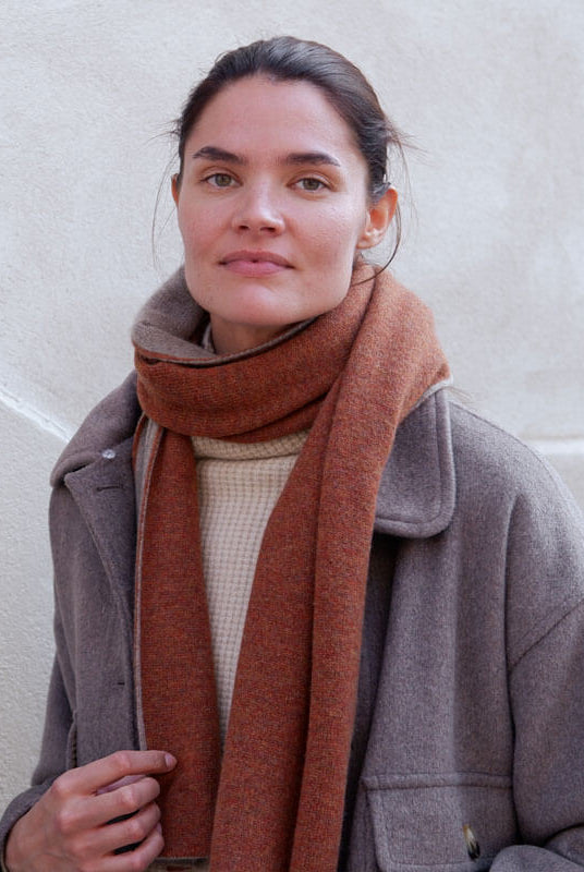 Tvåfärgad kashmirsjal i höstbrunt och naturligt taupe, vackert designad för en tidlös och elegant look.