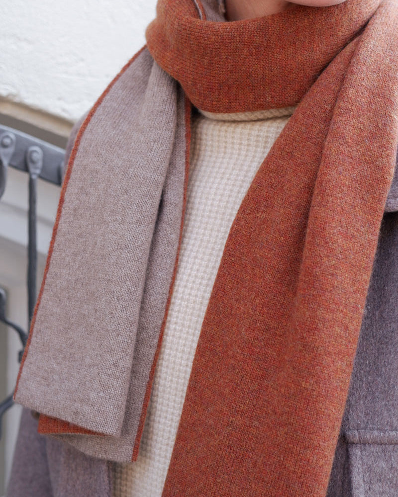 Nærbillede af det eksklusive cashmere halstørklæde, der viser de fine detaljer i farverne fall brown og natural taupe.